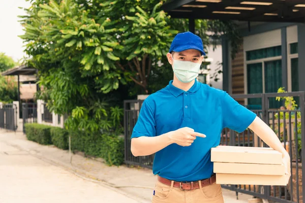 Asiático Jovem Entregador Mensageiro Enviando Segurando Fast Food Pizza Encaixotado — Fotografia de Stock