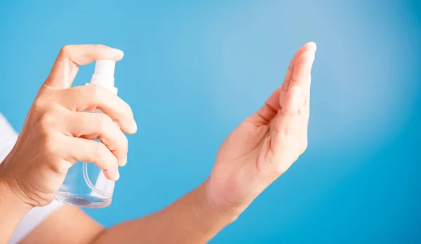 Close Hand Aziatische Jonge Vrouw Die Spray Pomp Dispenser Reiniger — Stockfoto