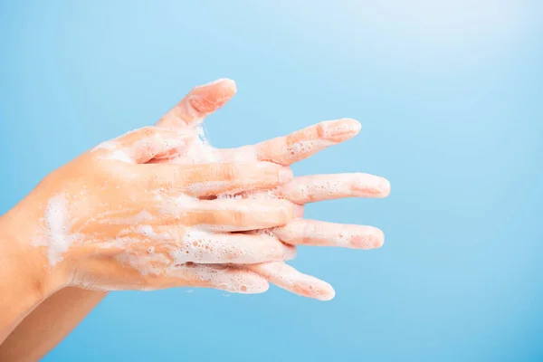 Close Lichaamsverzorging Aziatische Jonge Vrouw Wassen Handen Met Zeep Hebben — Stockfoto