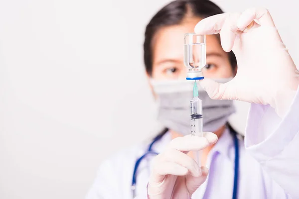 亚洲女医生或女护士 身穿制服 戴着听诊器手套 戴着护肤面罩 在实验室拿着注射器和药瓶疫苗瓶 健康医学概念 — 图库照片