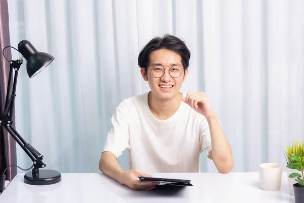 Glad Asiatisk Ung Företag Stilig Man Arbete Från Hemmakontor Bära — Stockfoto