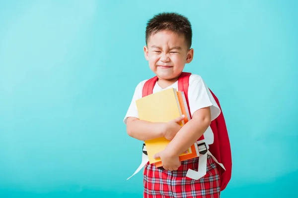 学校のコンセプトに戻る ポートレートアジアの幸せな面白いかわいい子供の男の子の笑顔と笑いの抱擁の本 スタジオショット隔離された青の背景 就学前の幼稚園からの子供と学校のバッグ教育 — ストック写真