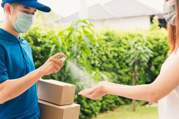 Asiatische Lieferung Express Kurier Junger Mann Verwenden Spray Sterilisieren Bevor — Stockfoto