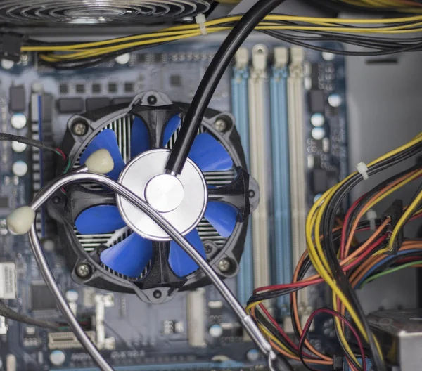 Mavi cpu fan ve stetoskop yakından görmek.