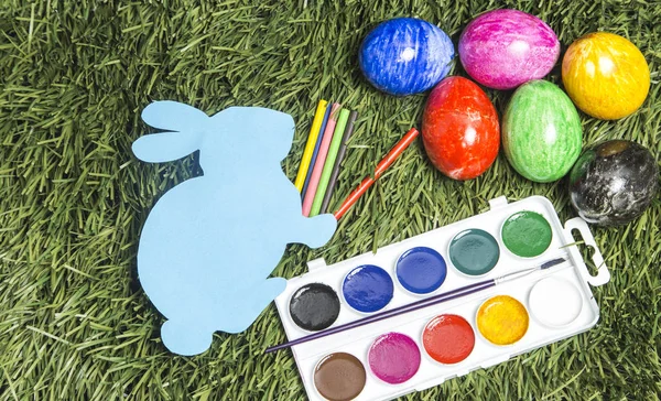 kart bunny renkli işaretleri, yumurta ve çimlerin üzerine suluboya.