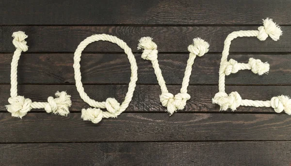 İpe tahta arka plan ile aşk formu.