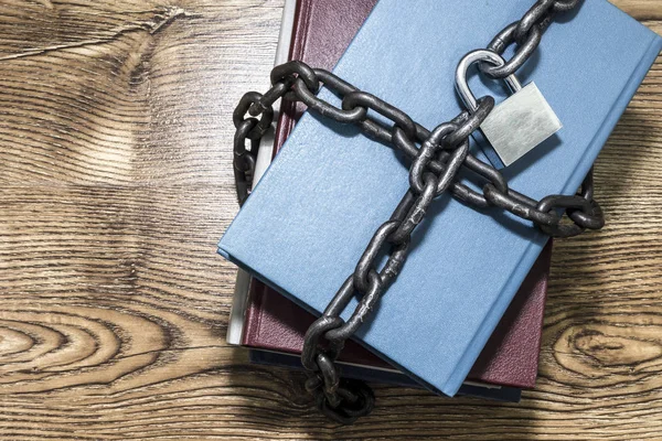 Bilgi güvenlik kavramı, zincir ve asma kilit ile kitapları.
