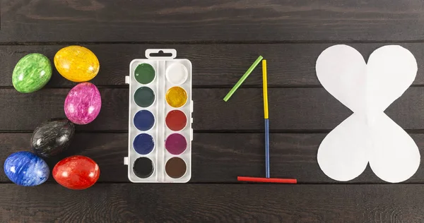 Yıl kurdu: yumurta, suluboya, sopa ve beyaz kağıt kalpleri ile 2018.