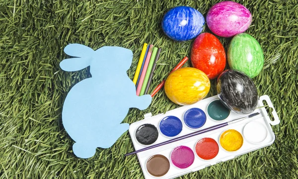 kart bunny's yandan renkli işaretleri ile ve ve çim üzerinde yumurta.