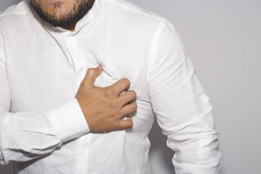 Adam beyaz kalbinde bir acı çekiyor.