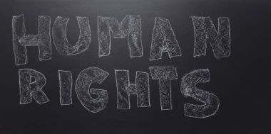 word - insan hakları tahtaya yazılmış.
