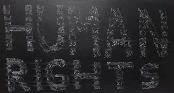 Escreveu a palavra - direitos humanos no quadro negro . — Fotografia de Stock