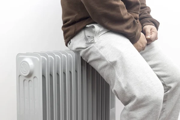 Isıtma ve yağ ısıtıcı üzerinde rahatlatıcı dondurucu adam.