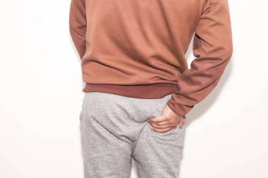 ağrısı hemmoroid beyaz arka plan üzerinde olan adam.