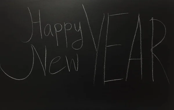 Szczęśliwego nowego roku tekstu na czarny deska. — Zdjęcie stockowe