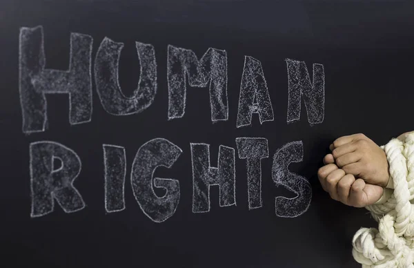 Na tablicy napisane słowo praw człowieka z wiązane ręcznie. — Zdjęcie stockowe