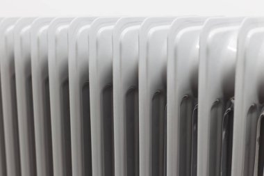 Petrol elektrikli radyatör Kalorifer beyaz zemin üzerine, doğru yatay üzerinden görüntülemek.