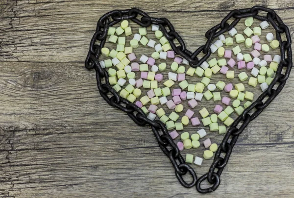 hatmi topları şekli kalp zincirinin içinde.