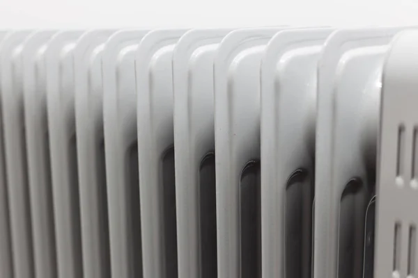 Petrol elektrikli radyatör Kalorifer beyaz zemin üzerine, doğru yatay üzerinden görüntülemek.