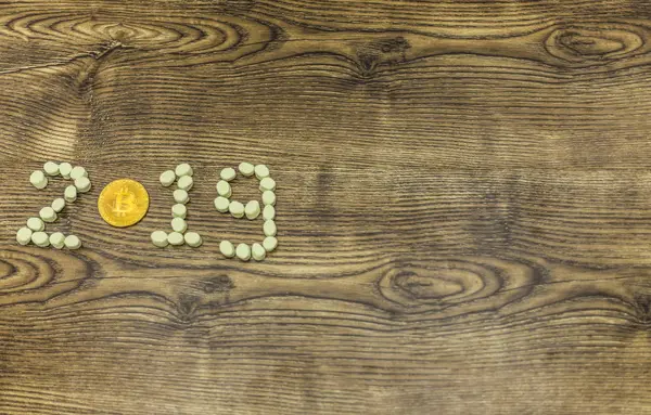 Altın bitcoin ve marshmallow tahtaya 2019 metin şekillendirme.