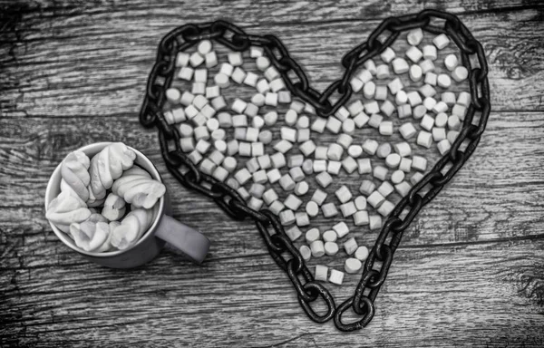 ahşap arka plan üzerinde kalp Kupası ve zincir şeklinde.