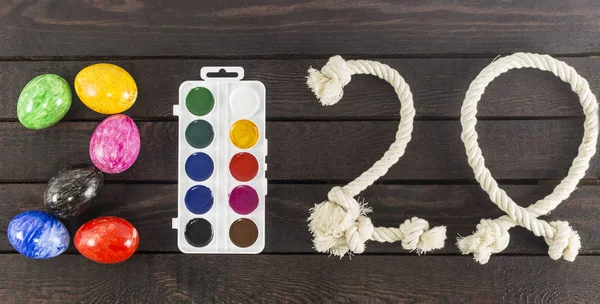 Yıl kurdu: 2020 yumurta, suluboya ve halatlar.