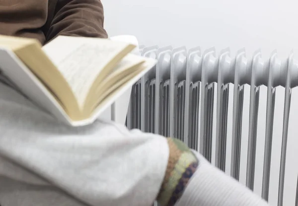 bir adam diz ve okuma kitap bırakır.