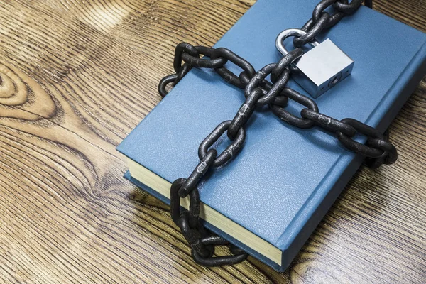 Bilgi güvenlik kavramı, zincir ve asma kilit ile kitap.
