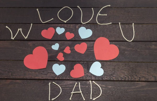 Formant le mot : W amour u DAD sur fond en bois — Photo