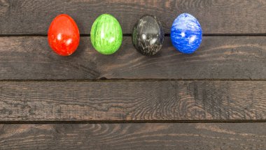 kahverengi ahşap artalan üzerinde renkli çiğ yumurta