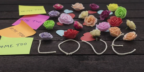 Bana önden görünümü de aşk knoted arka plan üzerinde renkli çıkartmaları ile yazılmış mesaj