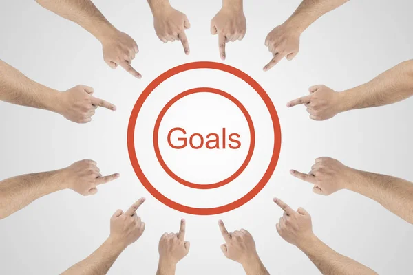 Word'e - hedefleri işaret eden eller. Beyaz arka plan üzerinde gol başarı kavramı