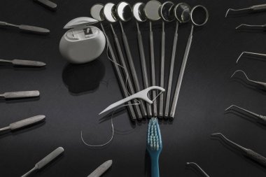 Arka plan üzerinde diş bakımı için farklı araçlar kümesi