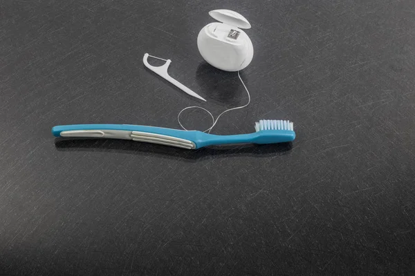 idental ipi ve gri arka plan üzerinde diş fırçası