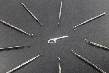 Sözlü aygıt: gri arka plan üzerinde beyaz diş ipi