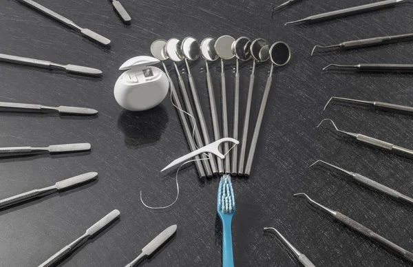 Görünümü gri arka plan üzerinde diş araçlar top