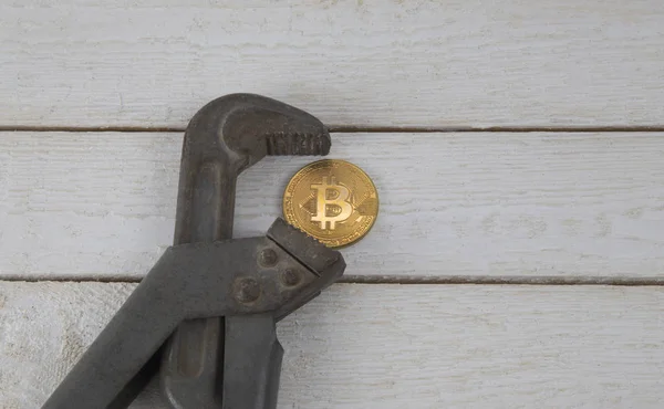 Bitcoin kelepçe içinde. Ekonomik kriz riski. Para birimi yıkılışı