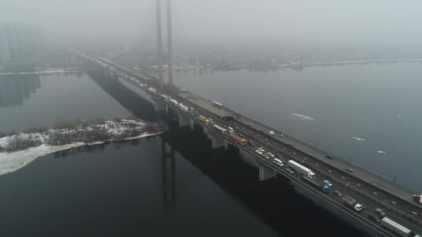 空中ビューフライスカイドローンフライトトップダウン高速道路のビュー忙しい都市ラッシュ時間重い交通渋滞高速道路 道路上の車と車の交差点 ピーク時のトラフィックの空中ビューは 橋を渡って — ストック動画