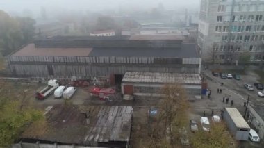 İtfaiyeciler, yüksek bir drone helikopterinin hava görüntüsünden yükselen sis bombasını söndürdü.