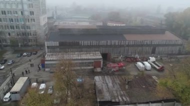 İtfaiyeciler, yüksek bir drone helikopterinin hava görüntüsünden yükselen sis bombasını söndürdü.