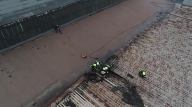 İtfaiyeciler, yüksek bir drone helikopterinin hava görüntüsünden yükselen sis bombasını söndürdü.