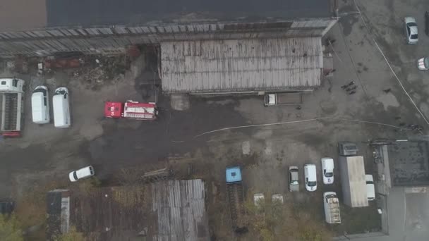Pemadam Kebakaran Memadamkan Api Kabut Asap Menembak Dari Ketinggian Drone — Stok Video