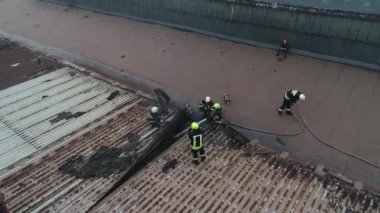 İtfaiyeciler, yüksek bir drone helikopterinin hava görüntüsünden yükselen sis bombasını söndürdü.