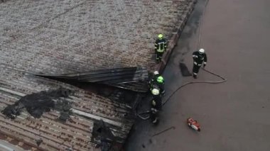 İtfaiyeciler, yüksek bir drone helikopterinin hava görüntüsünden yükselen sis bombasını söndürdü.