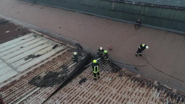 Feuerwehrleute Löschen Einen Brand Rauch Nebel Schießen Aus Einer Höhe — Stockvideo