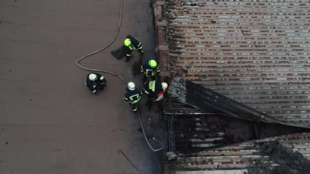 Feuerwehrleute Löschen Einen Brand Rauch Nebel Schießen Aus Einer Höhe — Stockvideo