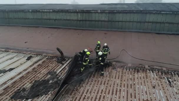 Brandweerlieden Blussen Een Brand Rook Mist Schieten Van Een Hoogtepunt — Stockvideo
