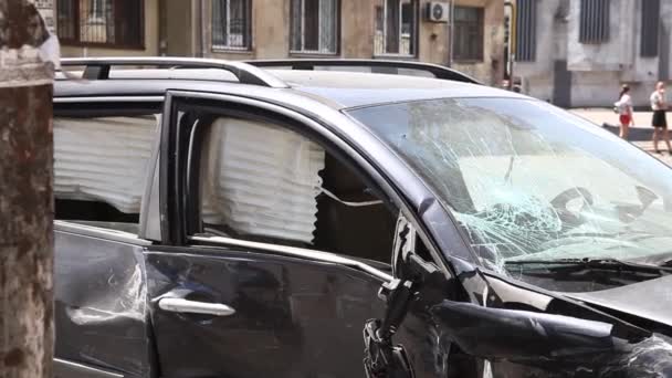 Daytime Crash Σκηνή Σοβαρά Κατεστραμμένο Αυτοκίνητο — Αρχείο Βίντεο