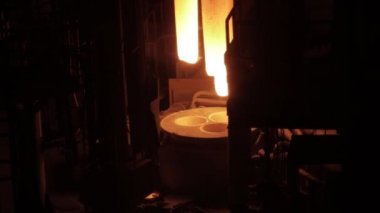 Metalürji uzmanı, Çelik Fabrikasındaki İşçi Sıcak Erimiş Metal Dökümü. Patlama Fırını Çelik Üretim Çelik Fabrikası. Ocak Metalurji Fabrikasından Sıcak Sıvı Metal Dökülüyor. İşçi Ağır Sanayi Fabrikası.