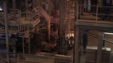 Metalürji uzmanı, Çelik Fabrikasındaki İşçi Sıcak Erimiş Metal Dökümü. Patlama Fırını Çelik Üretim Çelik Fabrikası. Ocak Metalurji Fabrikasından Sıcak Sıvı Metal Dökülüyor. İşçi Ağır Sanayi Fabrikası.